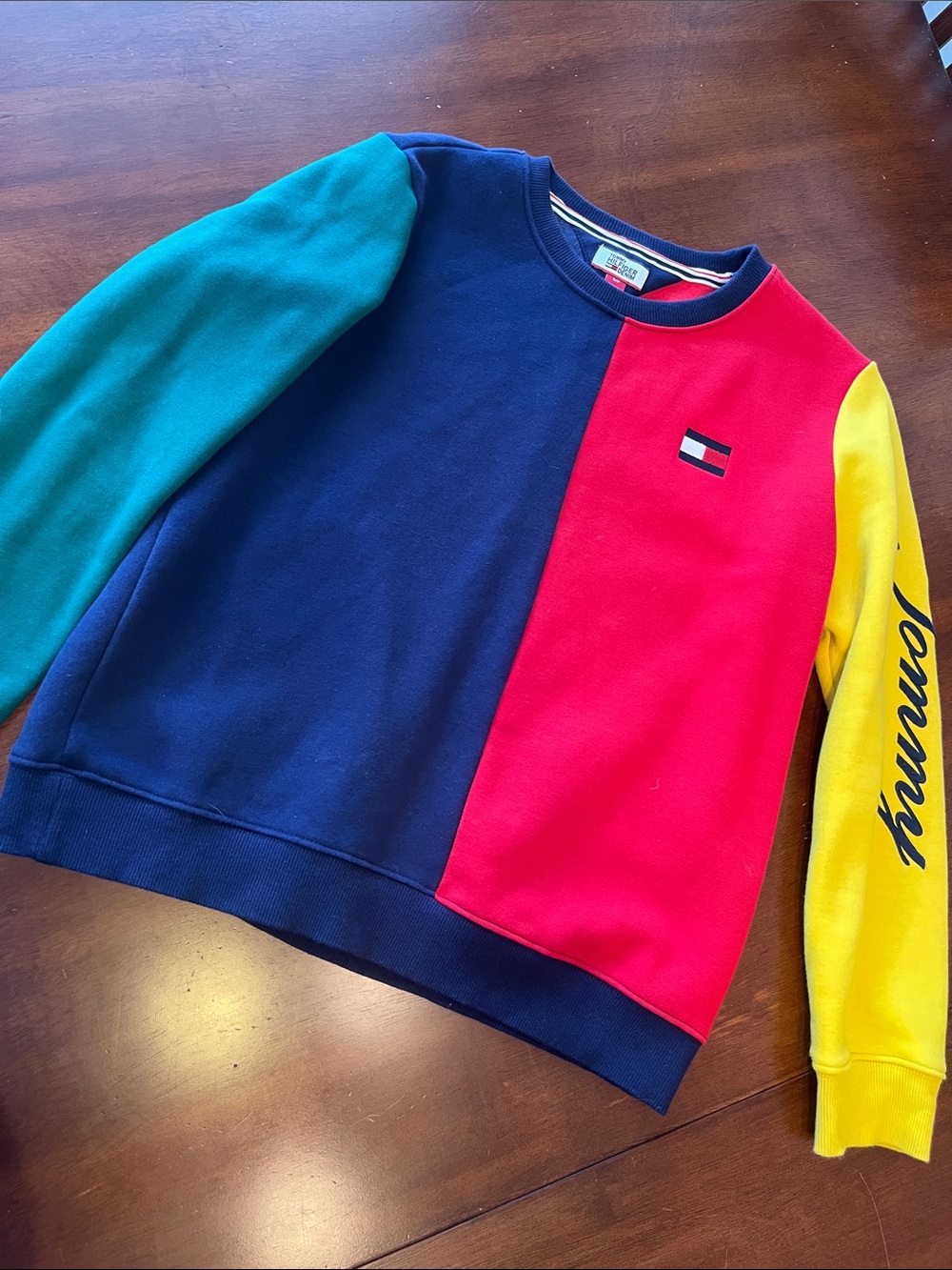 Tommy Hilfiger 90s inspired color block sweatshirt crewneck pullover